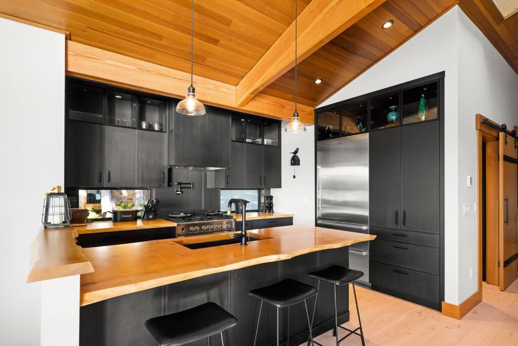 Kingfisher Manor Villa Sooke Dış mekan fotoğraf